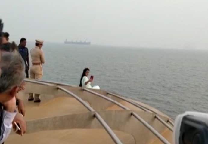 জাহাজের একেবারে কিনারে চলে যান তিনি। সেখানে বসে নেন সেলফি।