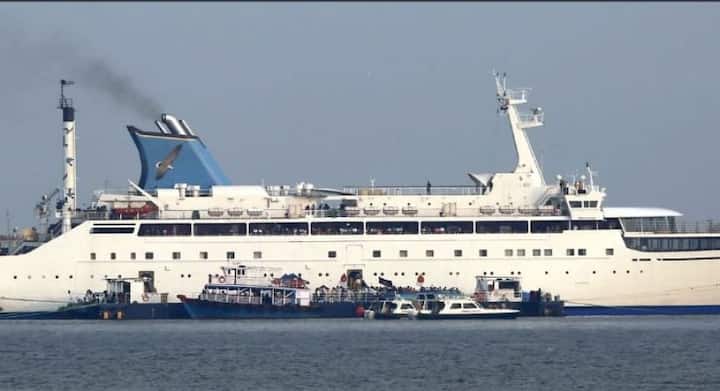 জাহাজে করে সমুদ্র দিয়ে যাওয়ার মুখ্যমন্ত্রী ও গড়কড়ি চারপাশের দৃশ্য দেখছিলেন। কিন্তু মুখ্যমন্ত্রীর স্ত্রী অমৃতা ফড়ণবীশের মাথায় সেলফি তোলার খেয়াল চাপে।