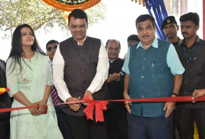ছিলেন সস্ত্রীক মহারাষ্ট্রের মুখ্যমন্ত্রী দেবেন্দ্র ফড়ণবীশ ও কেন্দ্রীয় মন্ত্রী নীতীন গড়কড়ি। 