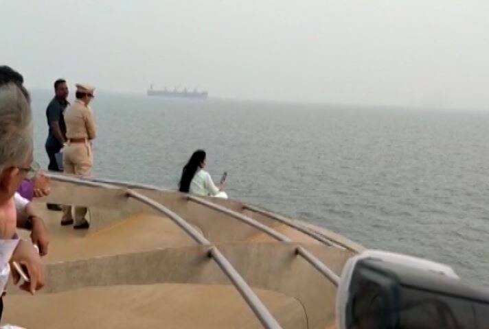 অমৃতার দেহরক্ষীরা ও ডিসিপি রশ্মি করন্দিকর তাঁকে এতটা বিপজ্জনকভাবে সেলফি তুলতে বারণ করেন। কিন্তু কান দেননি তিনি। 