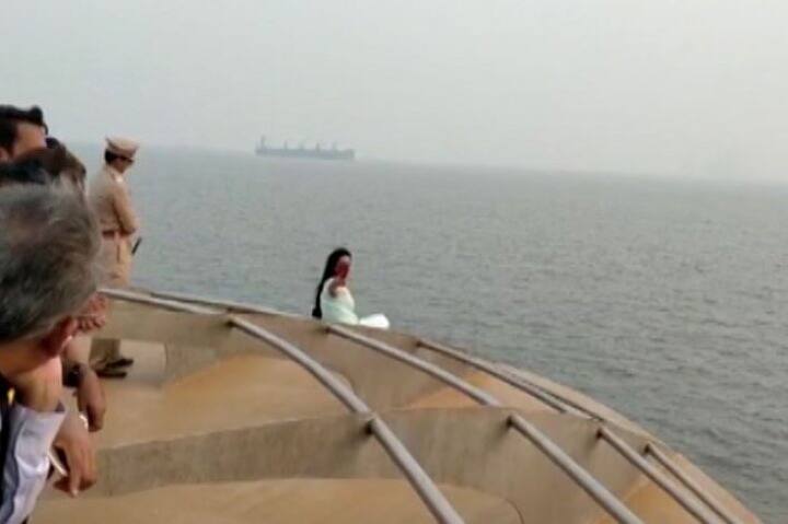 পরিস্থিতি দেখে নিরাপত্তা রক্ষীদের চোখ কপালে উঠে যায়। অমৃতা যেখানে বসেছিলেন, ঠিক তার নীচেই সমুদ্র। একটু এদিক ওদিক হলে তাঁর প্রাণ বিপন্ন হতে পারত।