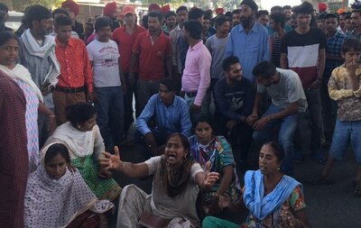 Protestors demanding resignation of Sidhu clash with police near Amritsar accident site,  removed from track, train services resume after 40 hours, after they are removed from tracks পঞ্জাব সরকারের বিরুদ্ধে বিক্ষোভ, সিধুর ইস্তফা দাবি, অমৃতসরে রেললাইনে অবরোধ তুলল পুলিশ