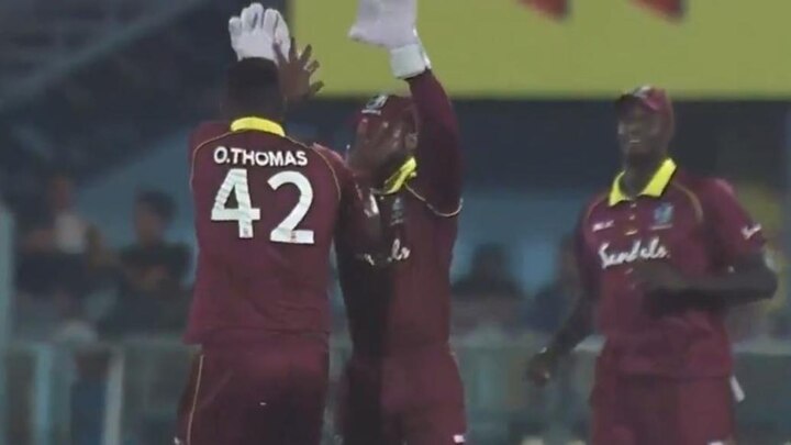 Watch: west indies oshane thomas hits shai hope on the face উইকেট নেওয়ার উচ্ছ্বাস প্রকাশ করতে গিয়ে উইকেটরক্ষকের মুখে হাত লাগল থমাসের, ভিডিও ভাইরাল