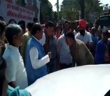 দেখুন, গাড়িতে জিপের ধাক্কা লাগায় উত্তরপ্রদেশের মন্ত্রীর পায়ে ধরলেন পুলিশকর্মী