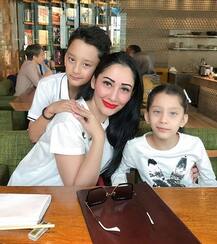 দুবাইয়ে যমজ সন্তানের জন্মদিন পালন করলেন সঞ্জয়-মান্যতা