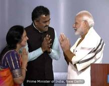 দেখুন, দীপাবলির বোনাস হিসেবে ৬০০ কর্মীকে গাড়ি দিলেন সুরাতের এই হীরে ব্যবসায়ী