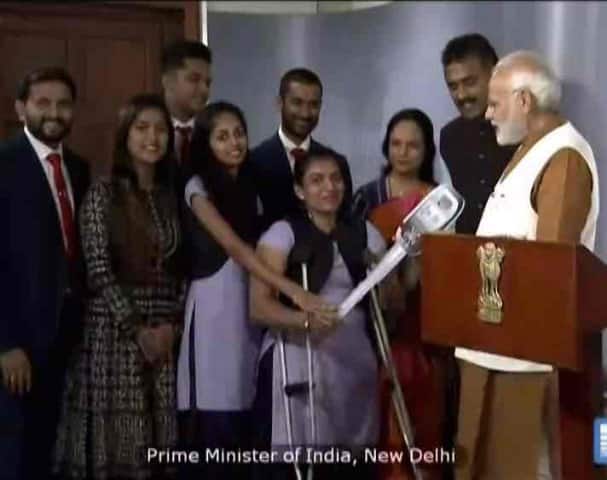 সুরাতে এক অনুষ্ঠানে ঢোলাকিয়ার সংস্থার কর্মীদের হাতে গাড়ির চাবি তুলে দেন প্রধানমন্ত্রী নরেন্দ্র মোদী