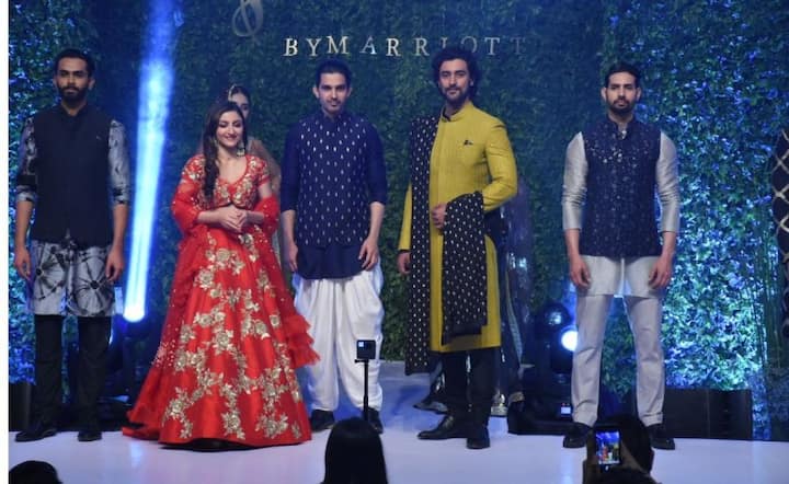 বিখ্যাত ফ্যাশন ডিজাইনার বিক্রম ফাড়ণীশ তাঁর বিয়ের পোশাকের সম্ভার পেশ করেন।