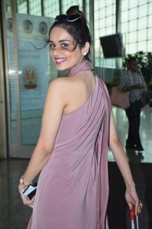 বিমানবন্দরে গ্ল্যামারাস মানুষী চিল্লার