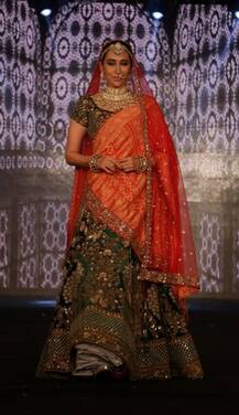 দেখুন রাজস্থানী কনের পোশাকে করিশমা কপূরকে