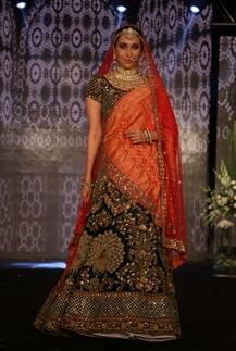 দেখুন রাজস্থানী কনের পোশাকে করিশমা কপূরকে