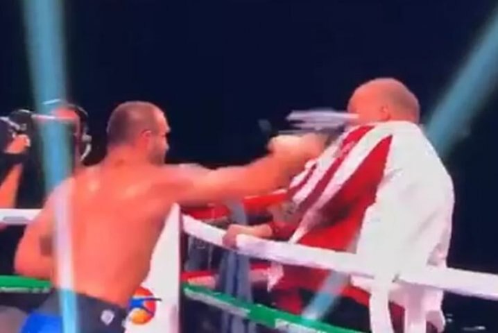 Watch: Maddening scenes as boxer attacks his own coach following defeat দেখুন: ম্যাচ হেরে নিজের কোচের ওপর চড়াও হলেন বক্সার!