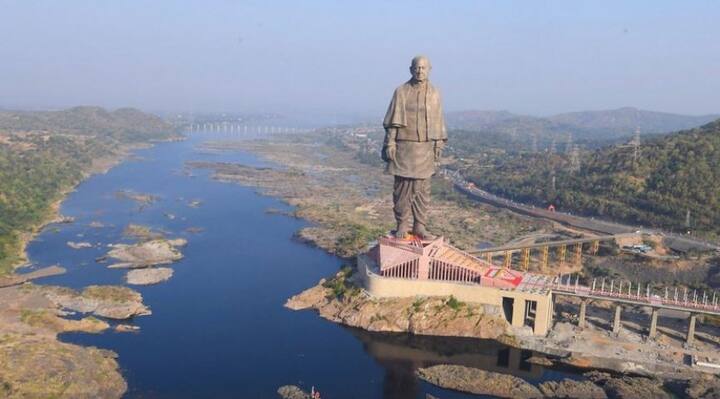 মূর্তিটি বসানো হয়েছে গুজরাতের নর্মদা জেলার সর্দার সরোবর বাঁধ লাগোয়া সাধু বেট টাপুতে তৈরি করা হয়েছে। সর্দার সরোবর বাঁধ থেকে এটি প্রায় ৩.৫ কিলোমিটার দূরত্বে স্থিত। 