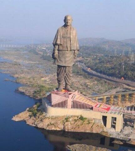 ‘স্ট্যাচু অফ ইউনিটি’-র মধ্যে একটি উচ্চ-প্রযুক্তির এলিভেটর রয়েছে। এর ফলে, যে কোনও পর্যটক মূর্তির অনেকটা উঁচু পর্যন্ত যেতে পারবেন। এর আগে, চিনের স্প্রিং টেম্পলে অবস্থিত ১৫৩ মিটার উঁচু বুদ্ধ-প্রতীমা বিশ্বের সবচেয়ে উঁচু ছিল।