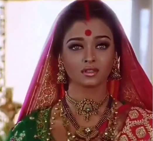 ১৯৯৭-এ সিনেমায় পা রাখেন অ্যাশ, প্রথম ছবি তামিল, মণিরত্নমের ইরুভার। তামিল জানতেন না, তাই তাঁর কণ্ঠ ডাব করা হয়েছিল।