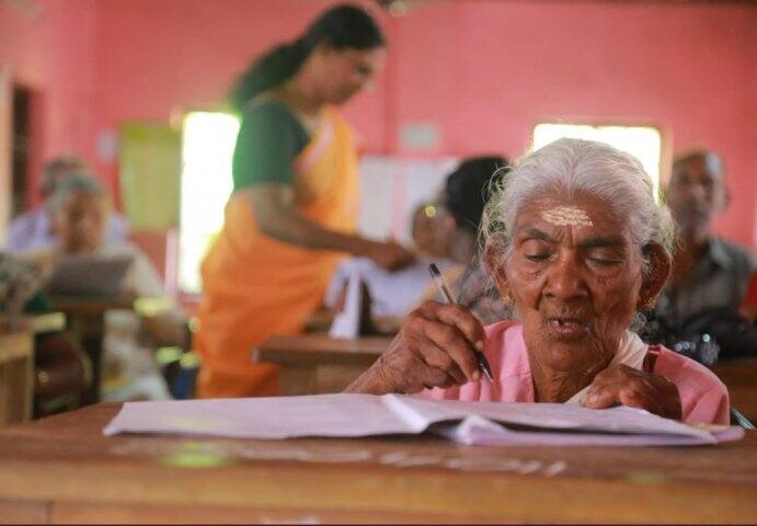 বয়স ১০০ ছুঁতে চলল। কিন্তু বয়সকে মোটেই পাত্তা দিচ্ছেন না কেরলের কার্তিয়ানা আম্মা। আল্পাপুজহা জেলার এই ঠাকুমা সাক্ষরতা মিশনের পরীক্ষায় ১০০-র মধ্যে ৯৮ পেয়ে পাশ করেছেন।