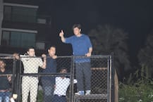 শাহরুখ@৫৩, মন্নতের বাইরে সুপারস্টারকে শুভেচ্ছা জানাতে রাতেই উপস্থিত শতাধিক ভক্ত