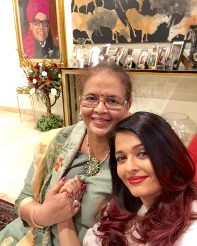 গোয়া যাওয়ার আগে মা বৃন্দা রাইয়ের সঙ্গে।