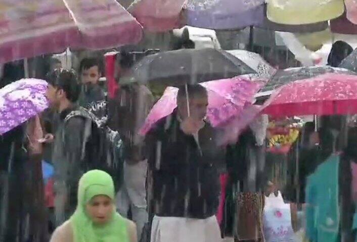 শ্রীনগর ছাড়াও জম্মু ও কাশ্মীরের অন্যান্য অংশ থেকেও তুষারপাতের খবর পাওয়া গিয়েছে। ছবি সৌজন্যে এএনআই