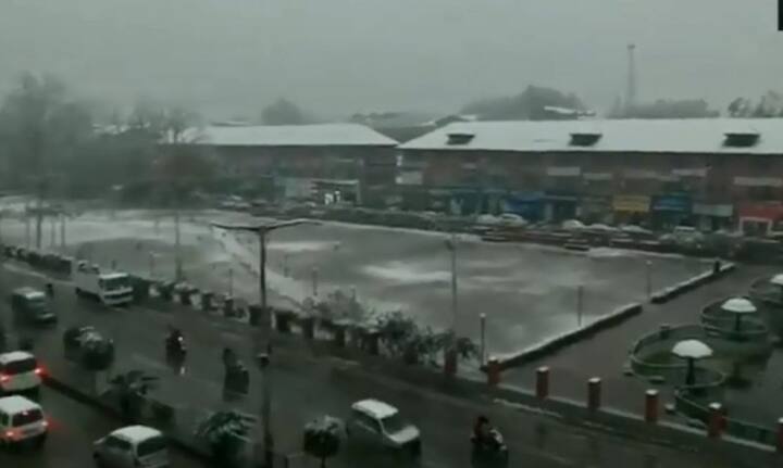 তুষারপাতের ফলে বান্দিপোরায় ধস নেমেছে। ভারী তুষারপাতের ফলে শ্রীনগর-জম্মু জাতীয় সড়কে যান চলাচল বন্ধ হয়ে গিয়েছে। ছবি সৌজন্যে এএনআই
