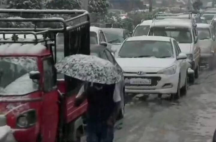 তুষারপাতের ফলে শ্রীনগর আন্তর্জাতিক বিমানবন্দরে বেশ কয়েকটি উড়ান বাতিল করতে হয়েছে। ছবি সৌজন্যে এএনআই