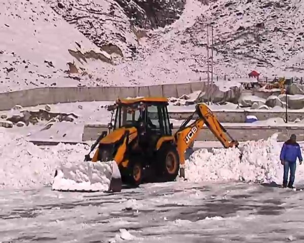 গতবছর দুবার কেদারনাথ দর্শন করেছিলেন মোদী। একবার মন্দিরের ফটক খোলার দিন। দ্বিতীয়বার, ফটক বন্ধ হওয়ার আগের দিন।