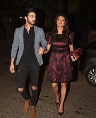 দীপাবলির এই পার্টি প্রযোজক প্রদীপ গুহ আয়োজন করেছিলেন। পার্টিতে বলিউডের আরও বেশ কয়েকজন তারকাকে দেখা যায়। ছবি-মানব মঙ্গলানি