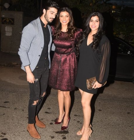 পার্টিতে নেহা ধূপিয়া তাঁর স্বামী অঙ্গল বেদির সঙ্গে পৌঁছন। এছাড়াও লারা দত্ত, মহেশ ভূপতি, কিম শর্মা, হর্ষবর্ধন রানে এবং মণীষা কৈরালা সহ আরও অনেক তারকাকে দেখা গিয়েছে। ছবি-মানব মঙ্গলানি