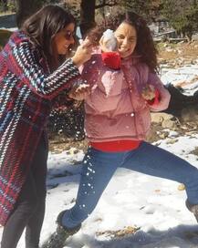 দিওয়ালির আগে মানালিতে পরিবারের সঙ্গে বরফ নিয়ে খেলায় মাতলেন কঙ্গনা