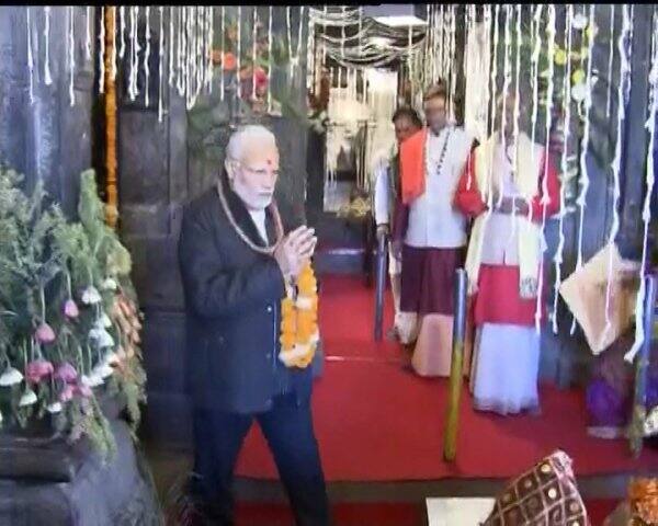 প্রার্থনার পাশাপাশি, মন্দিরের পুনর্নির্মাণের কাজের অগ্রগতিও খতিয়ে দেখেন তিনি।