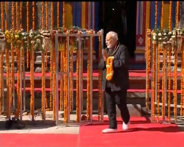 কেদারনাথ যাওয়ার আগে, তিনি উত্তরাখণ্ডের হরশিলে থামেন। সেখানে সেনাবাহিনী ও ইন্দো-তিব্বতীয় সীমান্ত পুলিশের (আইটিবিপি) জওয়ানদের সঙ্গে দীপাবলি পালন করেন প্রধানমন্ত্রী।