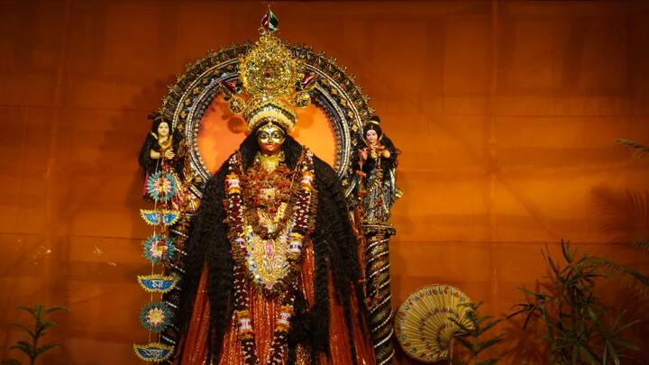 বাংলার অন্যান্য প্রান্তের মতো কলকাতার পার্শ্ববর্তী শহর হাওড়াতেও ধূমধাম করে পালিত হয় কালীপুজো। এই প্রাচীন শহরের বেশ কয়েকটি পুজো বিখ্যাত