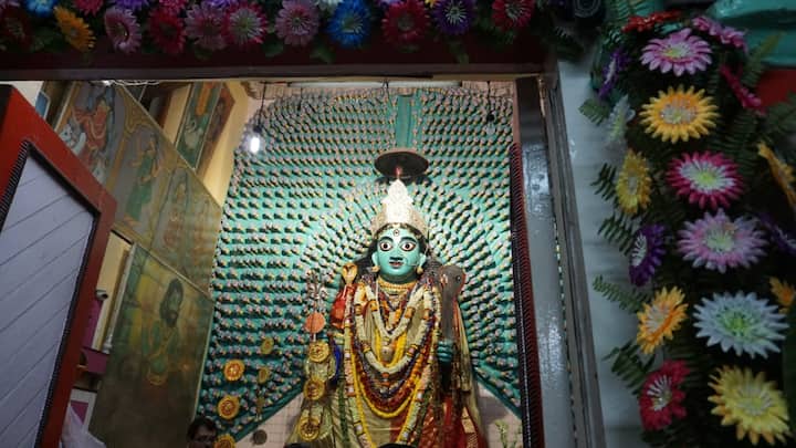 হাওড়ার অন্যতম বিখ্যাত শিবপুরের হাজারহাত কালী মন্দির। প্রতিদিনই এই মন্দিরে ভক্ত সমাগম হয়। কালীপুজোয় ভিড় বাড়ে