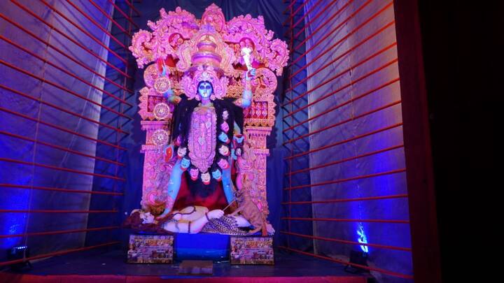 দেখছেন বেলেপুল সর্বজনীন শ্যামাপূজার ছবি। এখানকার অভিনব মণ্ডপ নজর কাড়ছে