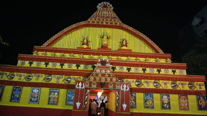 এটি সাঁতরাগাছি স্টেশন সংলগ্ন ছোট্টদল ক্লাবের পুজো মণ্ডপ