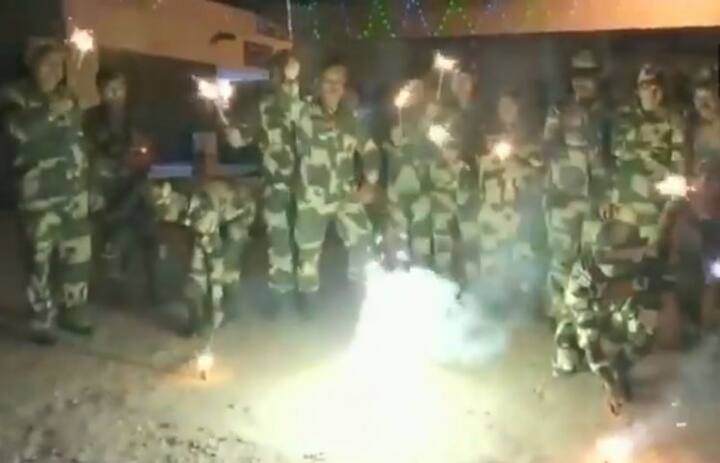 ওয়াগা সীমান্তে বিএসএফ জওয়ানরা আতসবাজিও জ্বালান। ছবি সৌজন্যে এএনআই