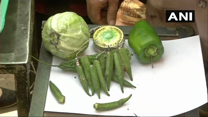 Trader association sell vegetables stuffed with old crackers to protest SC order সুপ্রিম কোর্টের নির্দেশের প্রতিবাদ, সবজির মধ্যে পুরনো আতসবাজি পুরে বিক্রি করলেন ব্যবসায়ীরা