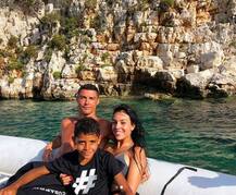 দেখুন, ক্রিশ্চিয়ানো রোনাল্ডোর পরিবারের সঙ্গে ছুটি কাটানোর ছবি