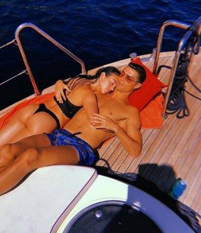 বান্ধবী জর্জিয়ার সঙ্গে ঘনিষ্ঠভাবে দেখা গিয়েছে রোনাল্ডোকে। ছবি সৌজন্যে ইনস্টাগ্রাম