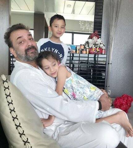 সম্প্রতি সঞ্জয়, মান্যতাকে সন্তানদের জন্মদিন পালন করতে দেখা গিয়েছে। ছবিতে সঞ্জয় ছেলে, মেয়েকে আদর করছেন। 