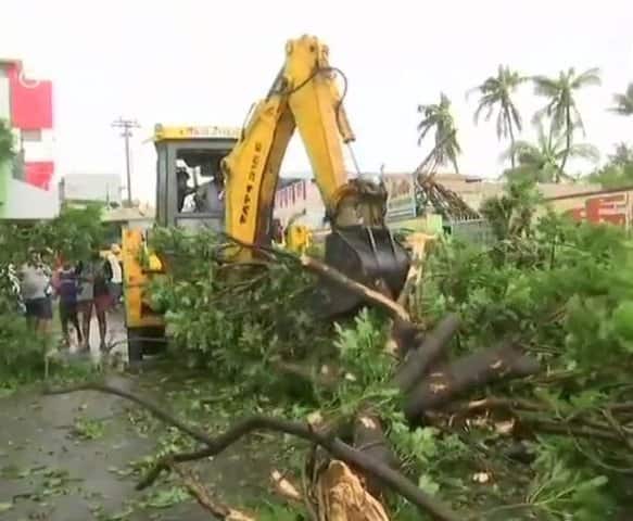 সবথেকে ক্ষতিগ্রস্ত নাগাপট্টিনাম। অধিকাংশ এলাকা বিদ্যুৎহীন। ক্ষয়ক্ষতি এড়াতে গতকালই চূড়ান্ত সতর্কতা জারি করেছে তামিলনাড়ু সরকার। 