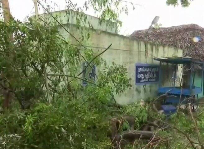 উপকূলবর্তী এলাকার বাসিন্দাদের সতর্ক করা হয়েছে। ইতিমধ্যেই ৮৫ হাজারের বেশি মানুষকে সরিয়ে নিয়ে যাওয়া হয়েছে ৬টি জেলার ৩০০টি ত্রাণ শিবিরে। 