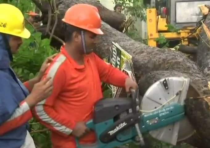 রাজ্যের সব স্কুল-কলেজ বন্ধ রাখার নির্দেশ দেওয়া হয়েছে। বেসরকারি অফিসগুলিতে তাড়াতাড়ি ছুটি দেওয়ার জন্য গতকাল সরকারি তরফে অনুরোধ জানানো হয়।