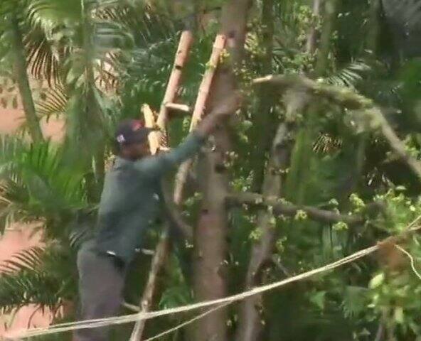 এখনও ফুঁসছে সমুদ্র। মৎস্যজীবীদেরও সমুদ্রে যেতে নিষেধ করা হয়েছে। 