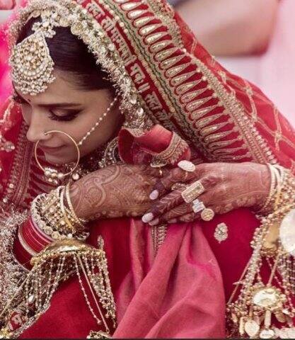 নাকে নথ, লাল চূড়া এবং ভারী গয়নায় সেজেছিলেন দীপিকা। 