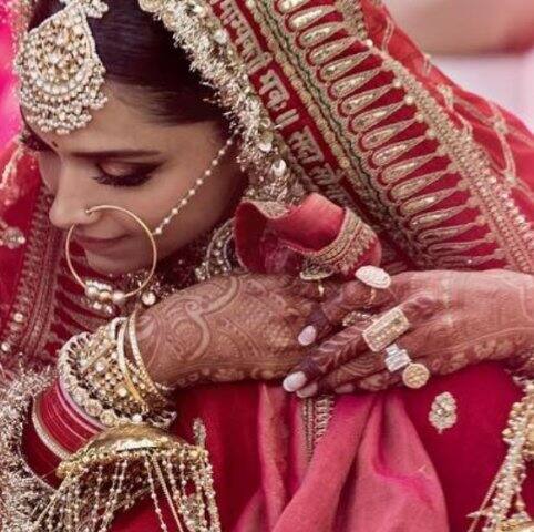 ১৫ তারিখ রণবীরের পরিবারের সিন্ধি রীতি মেনে বিয়েতে দীপিকা বেছে নেন লাল রঙের এমব্রয়ডারি করা ভারী লেহেঙ্গা।
