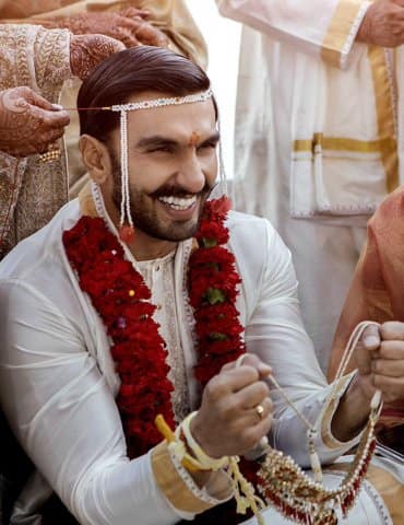 রণবীর পড়েছিলেন সাদা কুর্তা এবং ধুতি। 