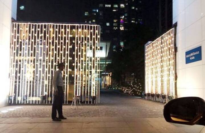 দেখুন সেই অট্টালিকার ছবি