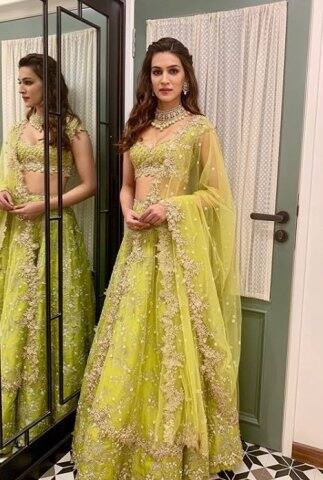 একটি ছবিতে সাংবাদিকের ভূমিকায় দেখা যাবে কৃতীকে। ছবি সৌজন্যে ইনস্টাগ্রাম 