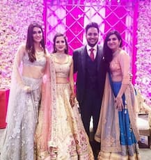 দেখুন, বন্ধুর বিয়েতে খোশমেজাজে অভিনেত্রী কৃতী শ্যানন